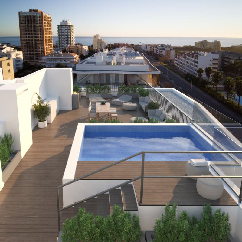 Terraço de cobertura com piscina privativa e deck em madeira